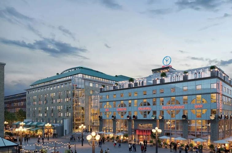 Visualisering av ombyggda Söderhallarna i kvällsljus, med takterrass och folkliv på torget framför